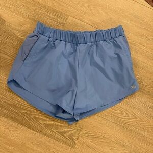ALO Yoga Playmaker Dolphin Short Crystal Blue